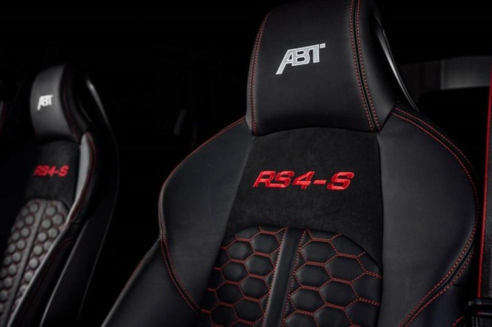 A ABT caprichou no interior e os bancos pretos receberam costuras vermelhas e inscrições (Foto: Divulgação) — Foto: Auto Esporte