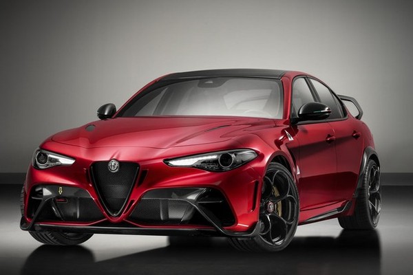 Alfa Romeo Giulia GTA abre mão do banco traseiro e das maçanetas