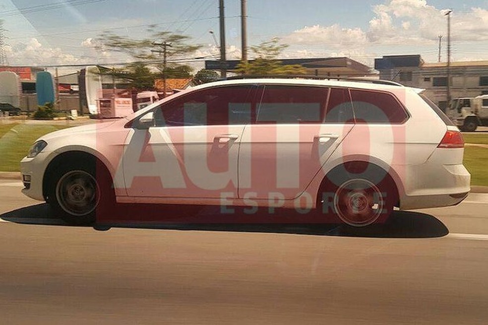 Flagramos a nova picape da Volkswagen sendo testada com carroceria de Golf Variant (Foto: Cleiton Narezi / Auto News Brasil) — Foto: Auto Esporte