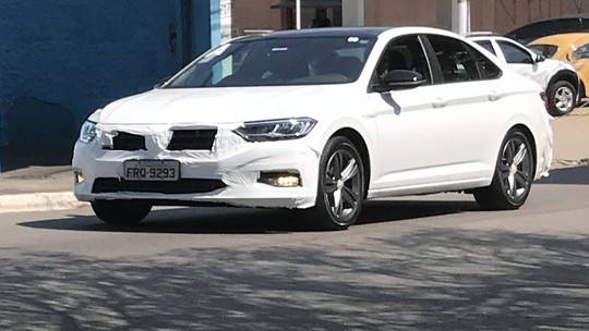 Volkswagen Jetta é visto com pouca camuflagem antes da estreia no Brasil