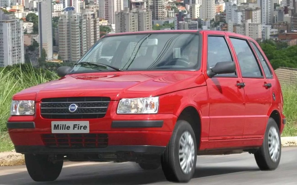 Facelift do Mille com motor 1.0 Fire; combinando o novo propulsor com o baixo peso, foi um dos mais eficientes da época — Foto: Divulgação