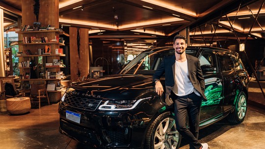 Embaixador da Land Rover, Cauã Reymond recebe Range Rover Sport híbrido de 404 cv