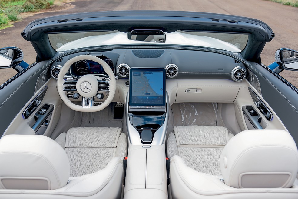 Painel do Mercedes-AMG SL 63 é moderno e elegante — Foto: Murilo Góes/Auto News Brasil