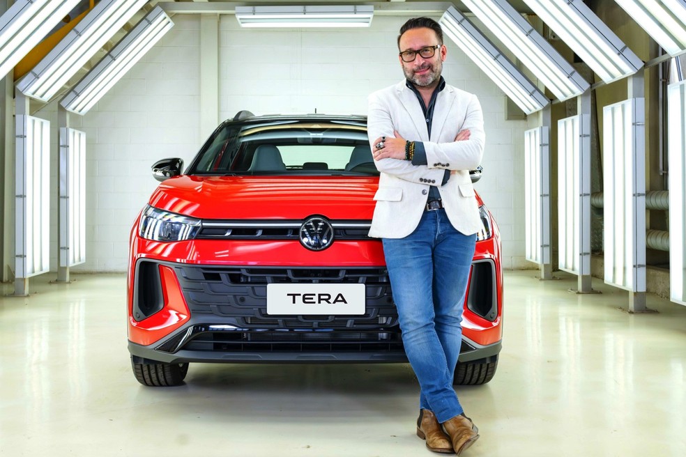 JC Pavone, o chefe de design da marca nas Américas, posando ao lado do Volkswagen Tera — Foto: Divulgação/Volkswagen