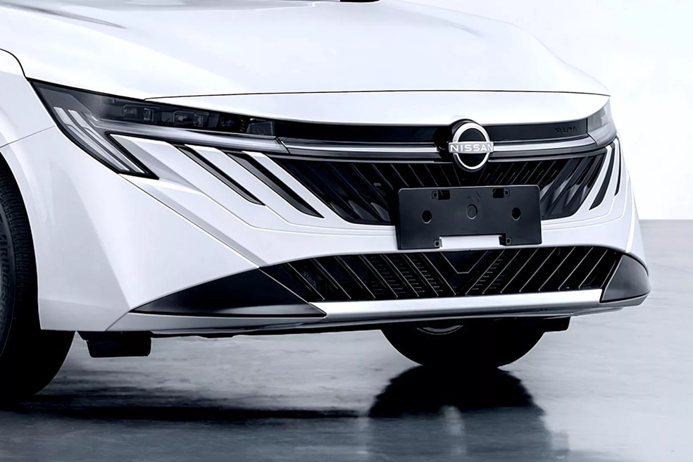 Na dianteira, novo Nissan Sentra tem LEDs que remetem às presas de leão da Peugeot — Foto: Reprodução/MIIT