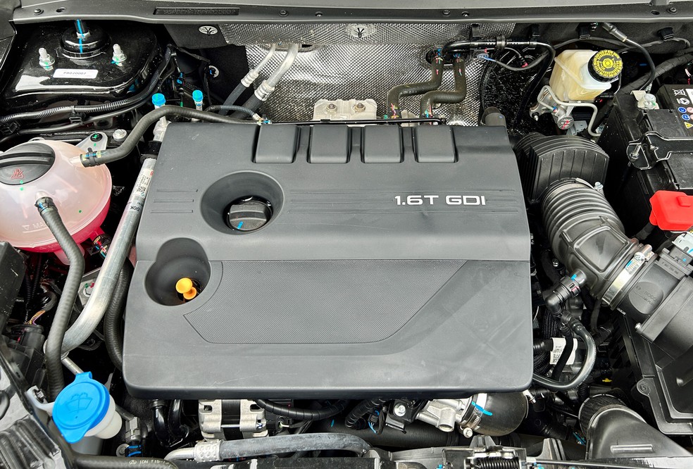 Motor 1.6 turbo do Tiggo 8 é só um pouco mais potente que os rivais — Foto: André Paixão/Auto News Brasil