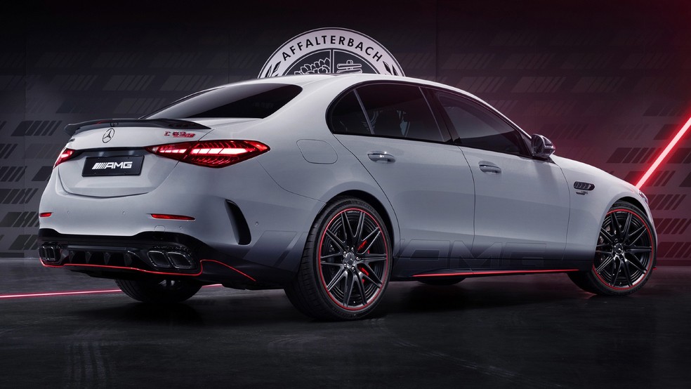 Edição especial do Mercedes-AMG C63 SE Performance tem pintura gradiente de cinza e preto na parte inferior da carroceria — Foto: Divulgação