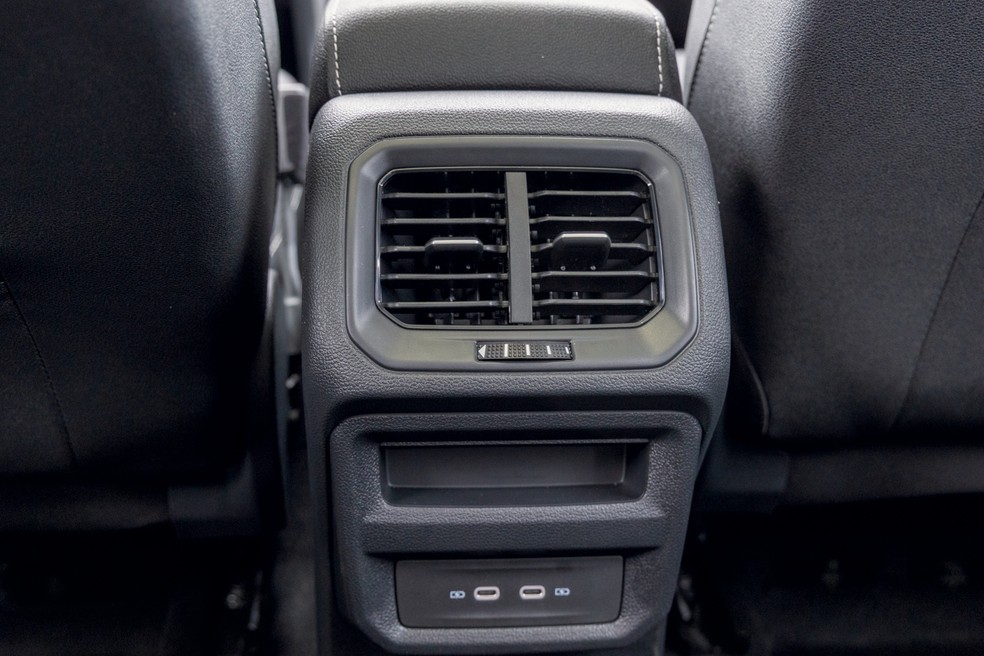 Quem viaja no banco traseiro tem saída de ar-condicionado para se refrescar — Foto: Renato Durães/Auto News Brasil
