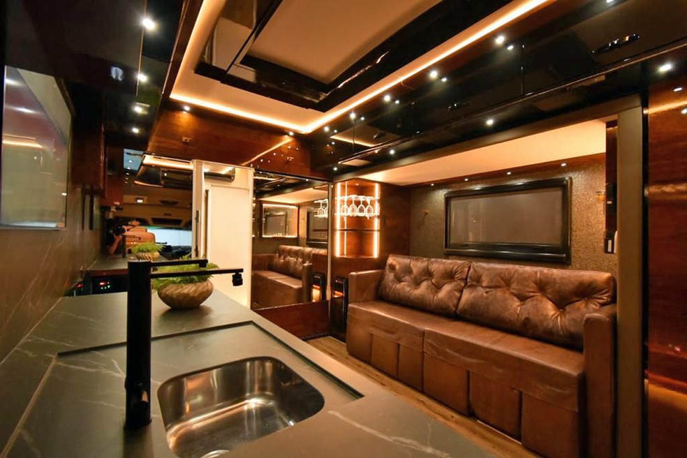 Área social do maior motorhome tem sofá em parte retrátil  — Foto: Divulgação/Mercedes-Benz