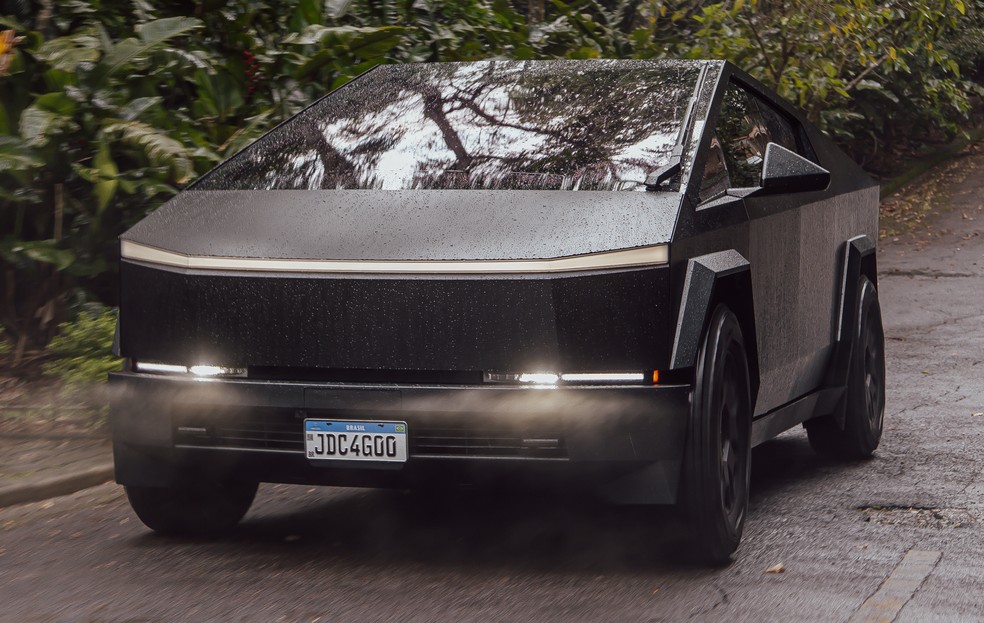 Tesla Cybertruck AWD é versão intermediária com dois motores elétricos  — Foto: Renato Durães/Autoesporte