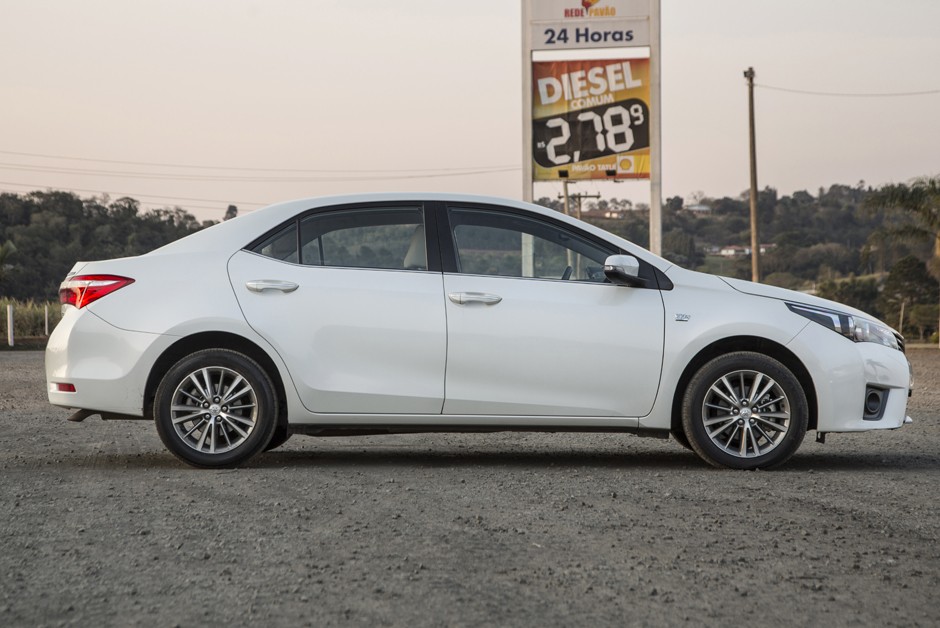 Corolla ainda é um carro atraente com suas proporções de Camry, mas um facelift vem em 2017