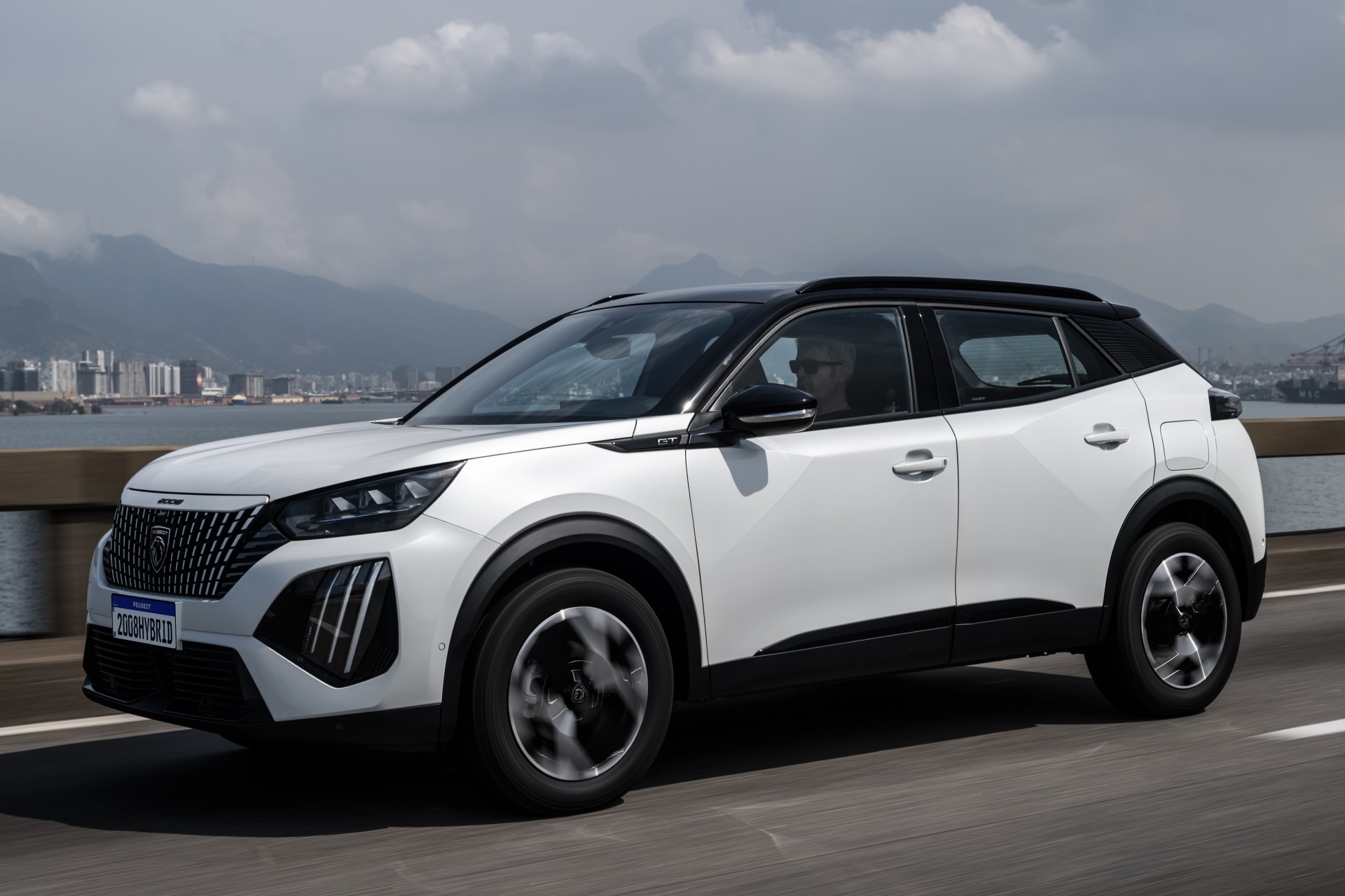 Teste: Peugeot 208 e 2008 híbridos têm comportamento diferente dos Fiat?