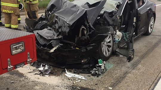 Motorista do Tesla que bateu em caminhão diz que carro estava no 'piloto automático'