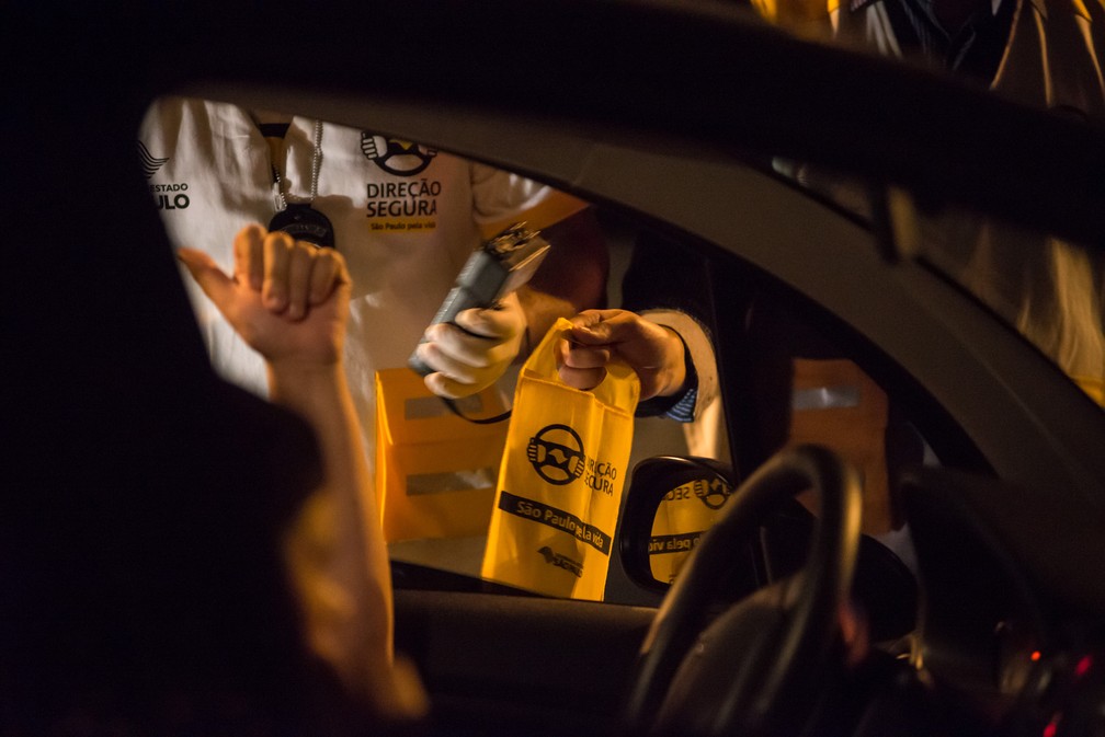 Doze motoristas são multados em blitze da lei seca em São José dos Campos — Foto: Divulgação/Detran