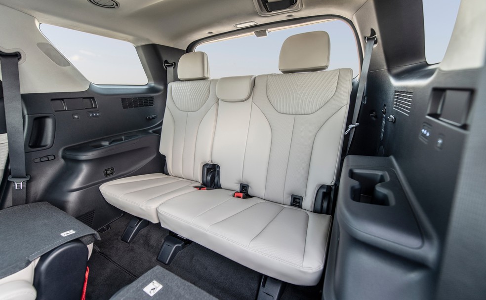 Espaço na terceira fileira de bancos do Hyundai Palisade é bom para dois adultos — Foto: Divulgação
