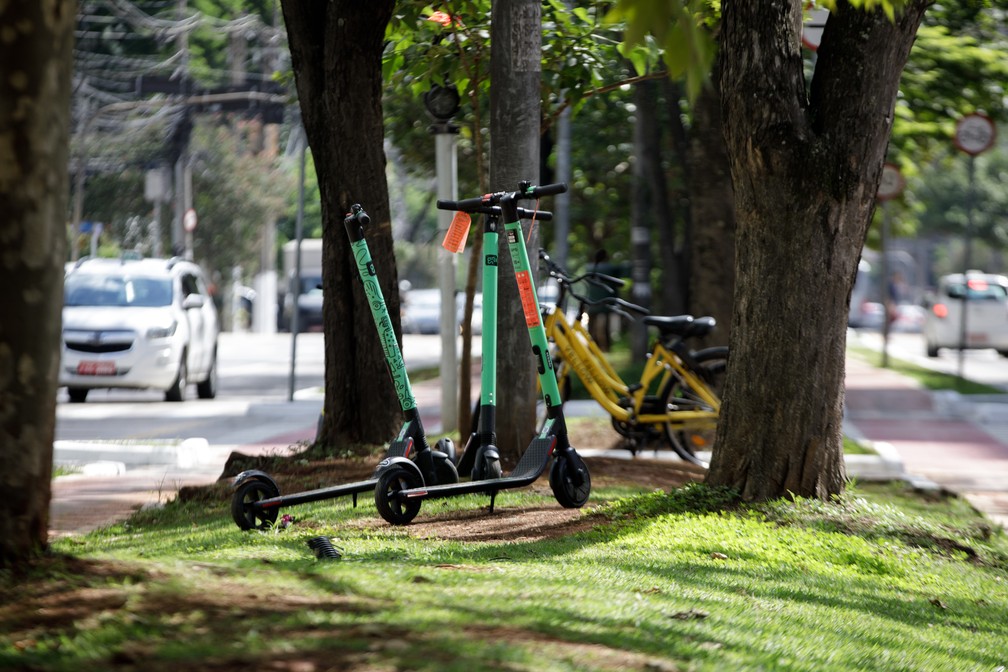 Patinetes e bicicletas compartilhadas na Avenida Luís Carlos Berrini, em São Paulo — Foto: Marcelo Brandt/G1