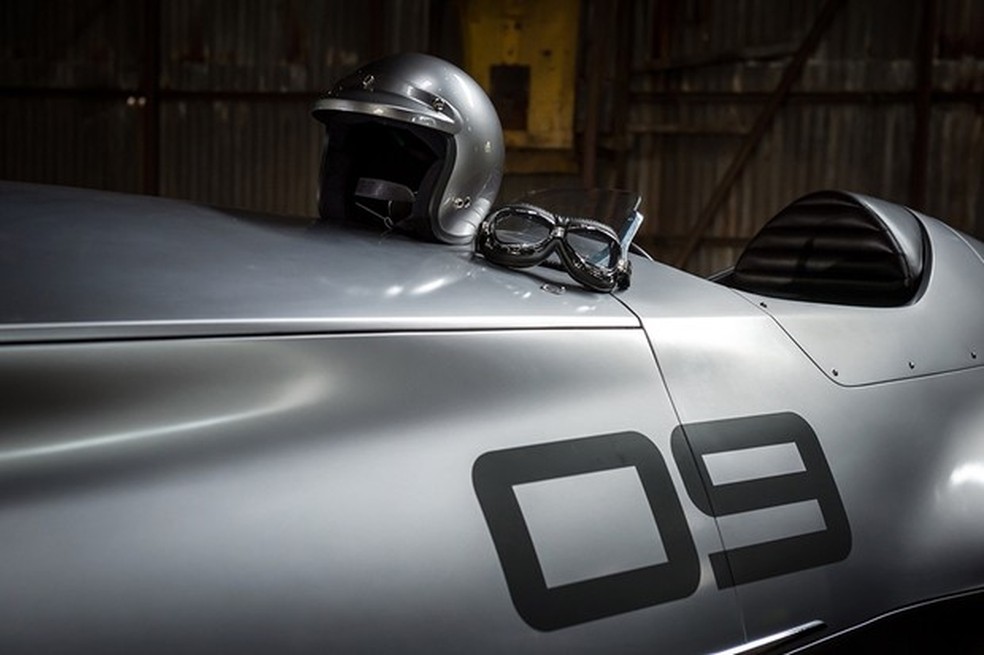 Os óculos e capacetinho aberto combinam com o estilo retrô do conceito Infiniti (Foto: Divulgação) — Foto: Auto Esporte