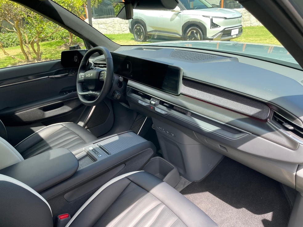 Kia EV9: cabine é equipada com quadro de instrumentos e central multimídia flutuantes e conectados — Foto: Cauê Lira/Auto News Brasil