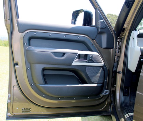 Land Rover Defender - No forro da porta, parafusos aparentes