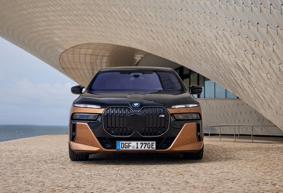 BMW i7 M70 deve chegar no ano que vem; preço deve ser empecilho — Foto: Divulgação