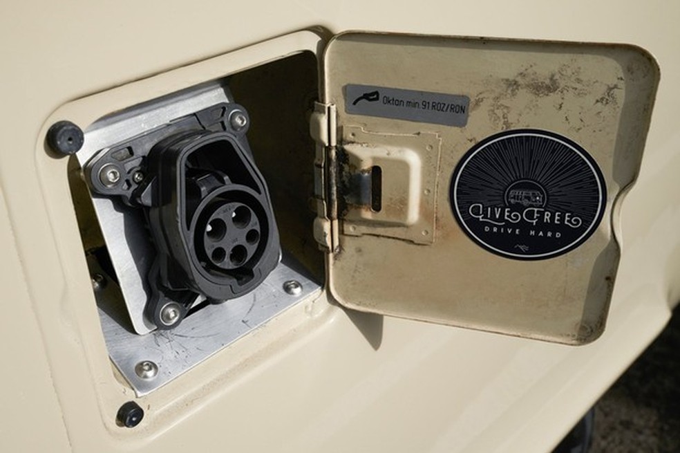 A entrada do plugue de recarga fica escondida sob a tampa do tanque original (Foto: Divulgação) — Foto: Auto Esporte