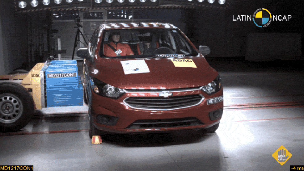 Chevrolet Onix em crash test lateral do Latin NCAP (Foto: Latin NCAP) — Foto: Auto Esporte