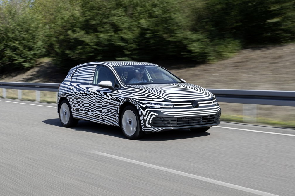 Volkswagen Golf teve primeira imagem oficial revelada, mas modelo está camuflado — Foto: Divulgação/Volkswagen