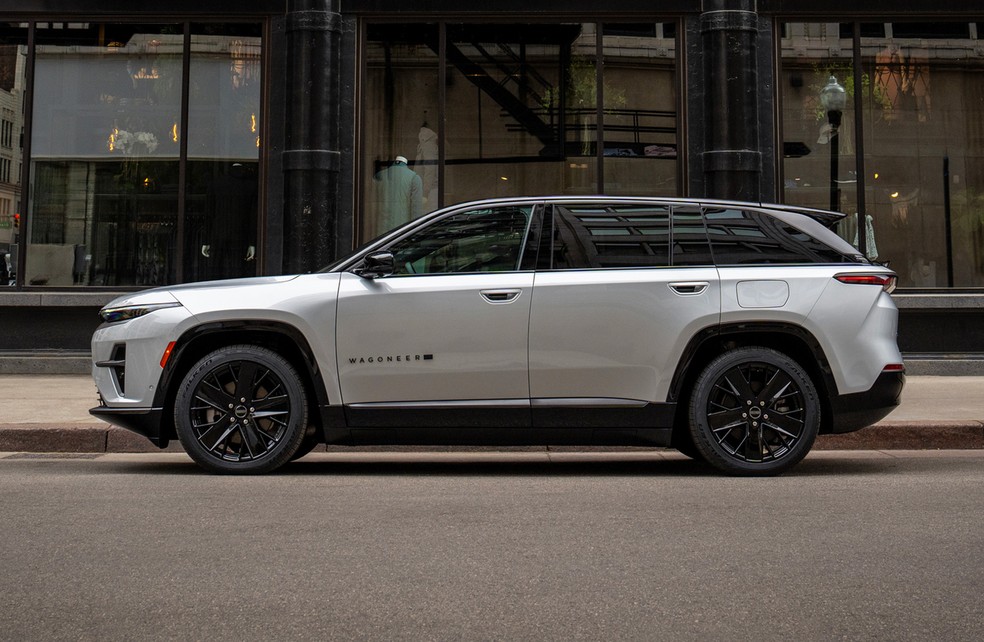 Jeep Wagoneer S tem quase 5 metros de comprimento — Foto: Divulgação