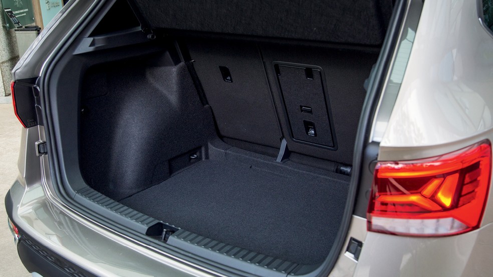 SUV tem espaço de sobra para os passageiros e leva grande vantagem quando o assunto é porta-malas — Foto: Renato Durães