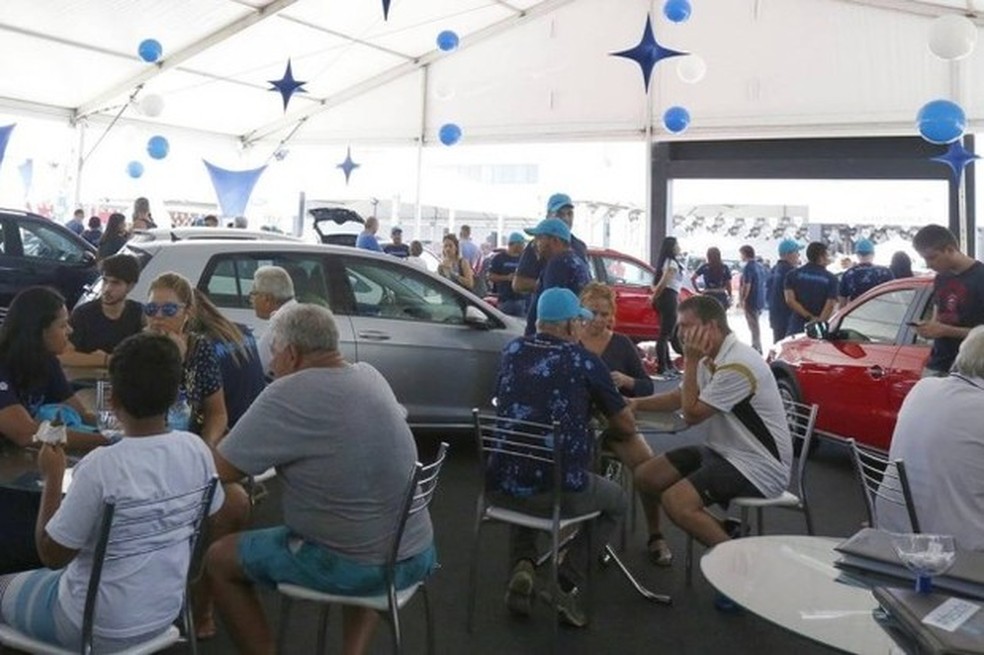 Movimento. Os estandes das marcas ficaram lotados de interessados. Pesquisar bastante foi a principal estratégia (Foto: O 3PWEB) — Foto: Auto Esporte