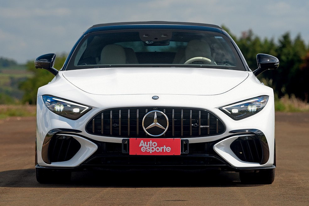 Iluminação de LED acrescenta um charme futurista ao estilo clássico da Mercedes — Foto: Murilo Góes/Auto News Brasil