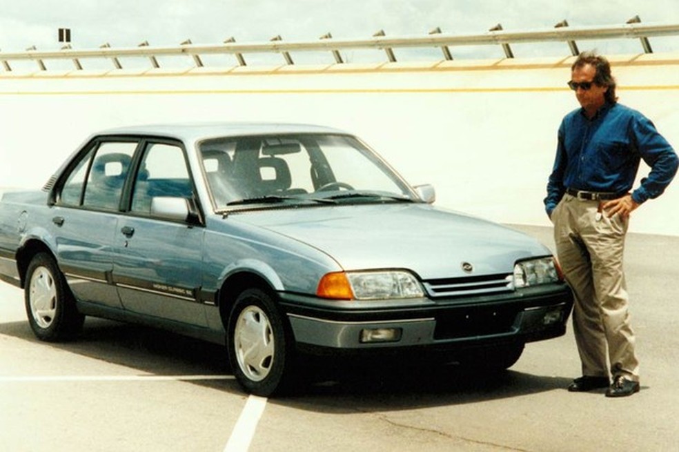 Chevrolet Monza reestilizado sendo analisado por Emerson Fittipaldi (Foto: Divulgação) — Foto: Auto Esporte