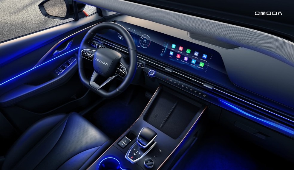 Apesar de acabamento interno mais simples, Omoda 5 híbrido leve conta com central multimídia que conecta Android Auto e Apple CarPlay — Foto: Divulgação