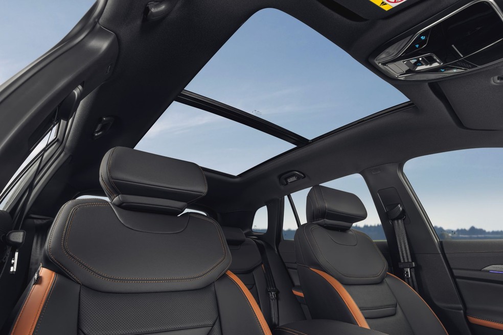Bancos oferecem boa ergonomia e teto solar vai até o banco traseiro — Foto: Divulgação/Ford
