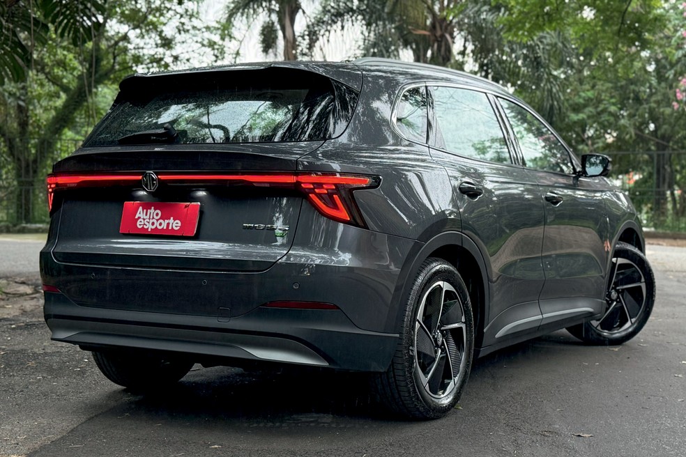 MG S5 Luxury tem lanternas interligadas na traseira  — Foto: André Schaun/Auto News Brasil