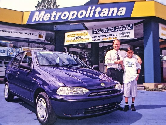 Flávio, aos 13 anos, recebendo as chaves de seu Palio EL 1.5 0 KM em 1996