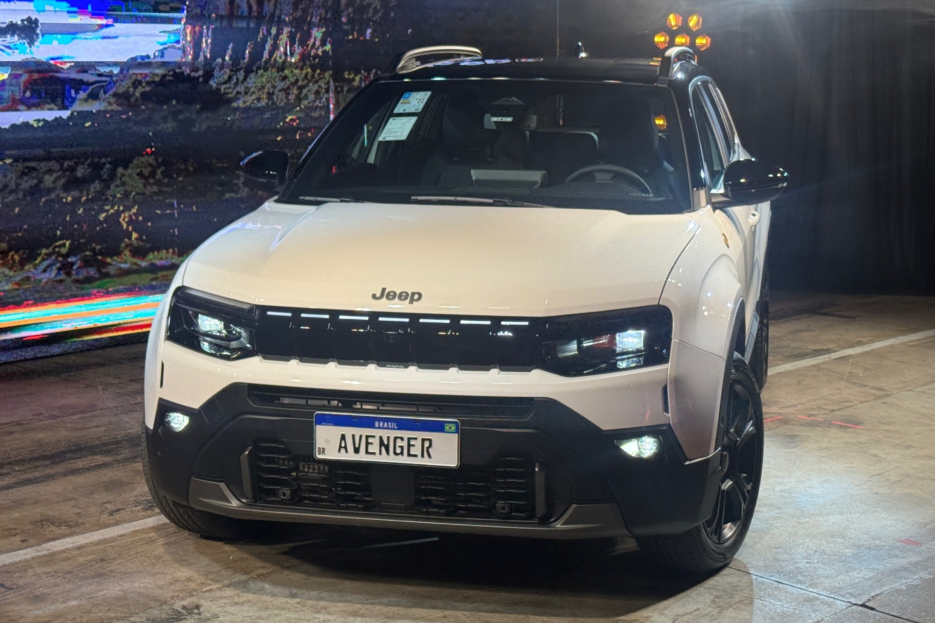 Jeep Avenger 85 Anos estacionado no Festival Interlagos com destaque para rodas e emblemas