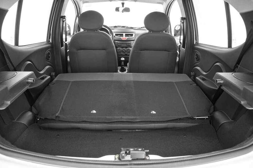 O porta-malas do QQ é de compacto urbano, o rebatimento ajuda nessa hora (Foto: Fabio Aro/Auto News Brasil) — Foto: Auto Esporte