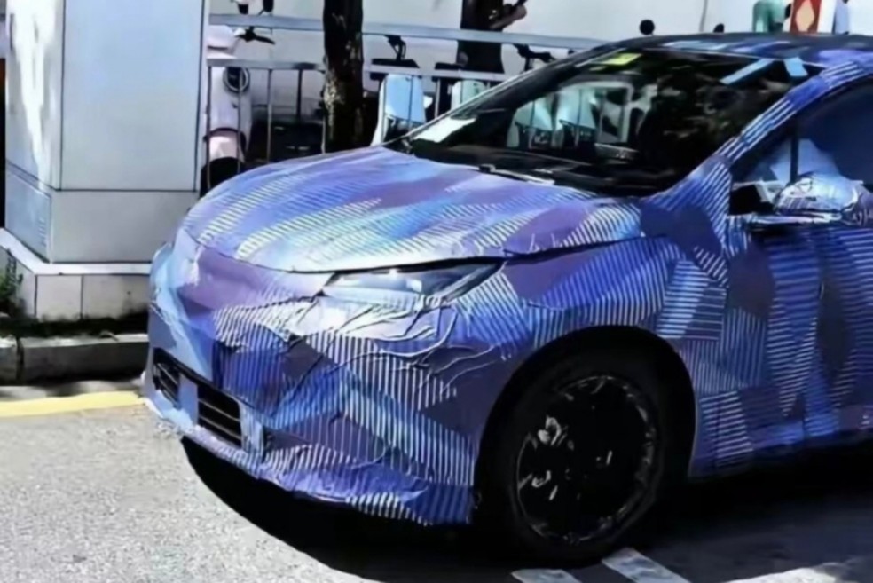 Novo BYD Dolphin terá capô alongado e pegada de hatch médio — Foto: Reprodução/BYD-Fans