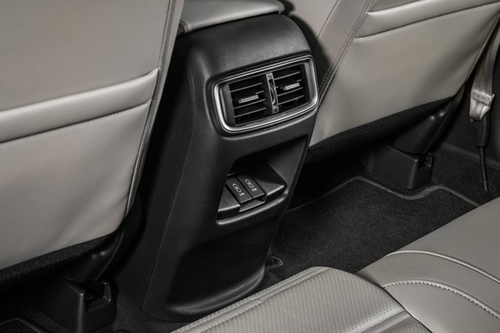Além de saídas de ar, CR-V tem duas portas USB atrás (Foto: Divulgação) — Foto: Auto Esporte