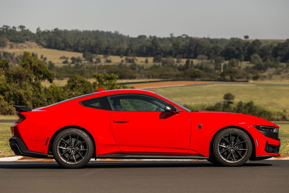 Ford Mustang Dark Horse tem 4,81 metros de comprimento  — Foto: Divulgação