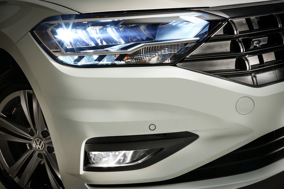 Faróis e lanternas do Jetta são em LED — Foto: Divulgação