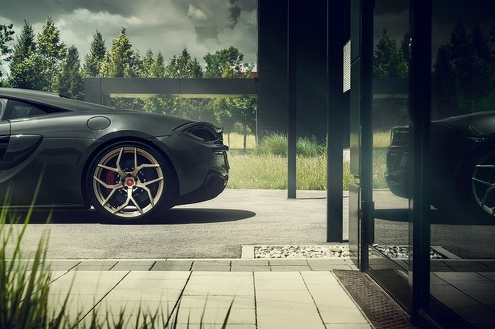 As rodas de 20 polegadas do McLaren 666S são customizadas (Foto: Divulgação) — Foto: Auto Esporte