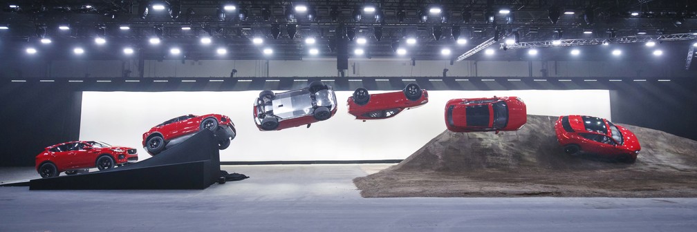 Jaguar E-Pace faz acrobacia em espiral — Foto: Divulgação