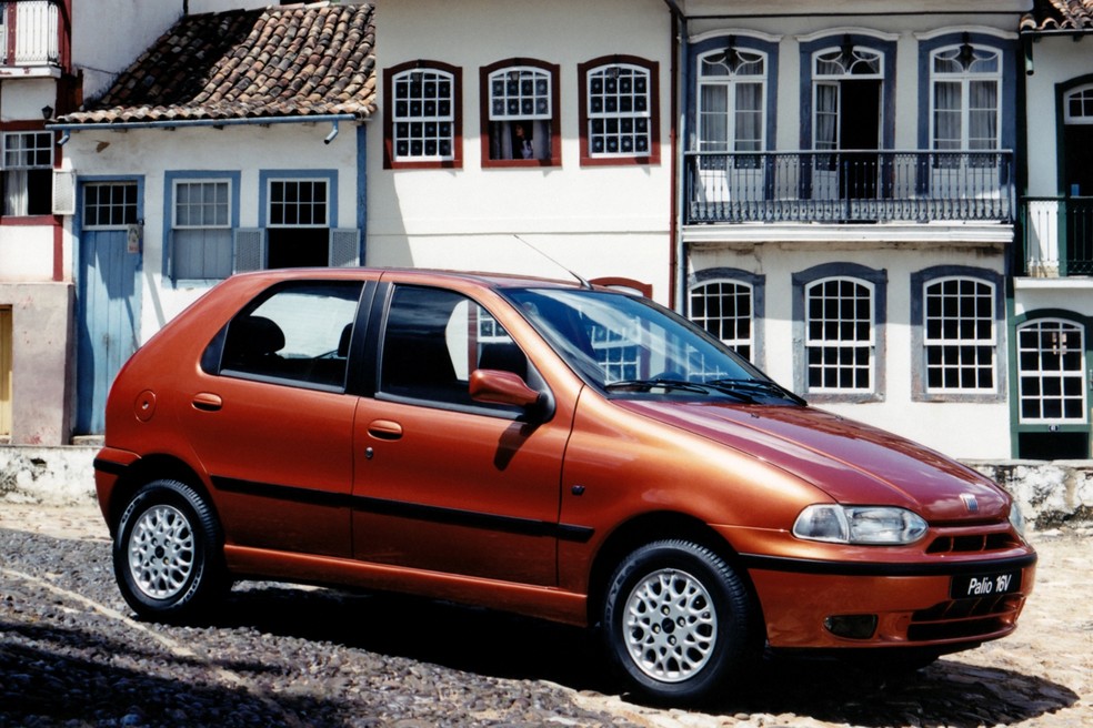 Fiat Palio chegou em 1996 e foi o hatch compacto mais incrementado de sua época — Foto: Divulgação/Fiat