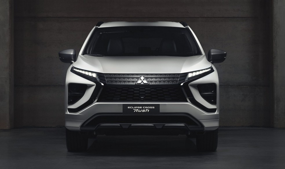 Mitsubishi Eclipse Cross Rush tem grade frontal com acabamento em black piano — Foto: Divulgação / Mitsubishi