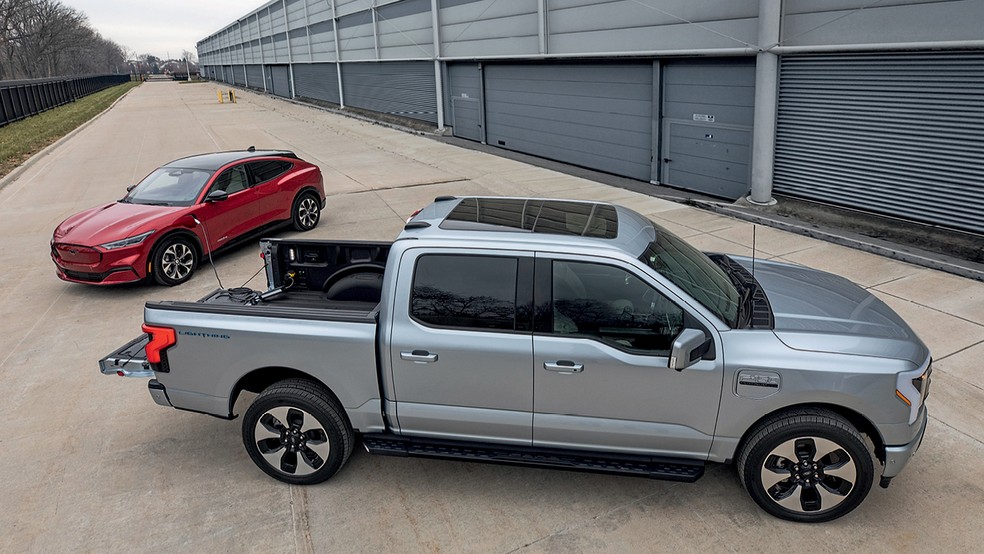 A F-150 Lightning pode fornecer eletricidade para carregar outros carros e até mesmo uma residência — Foto: Divulgação