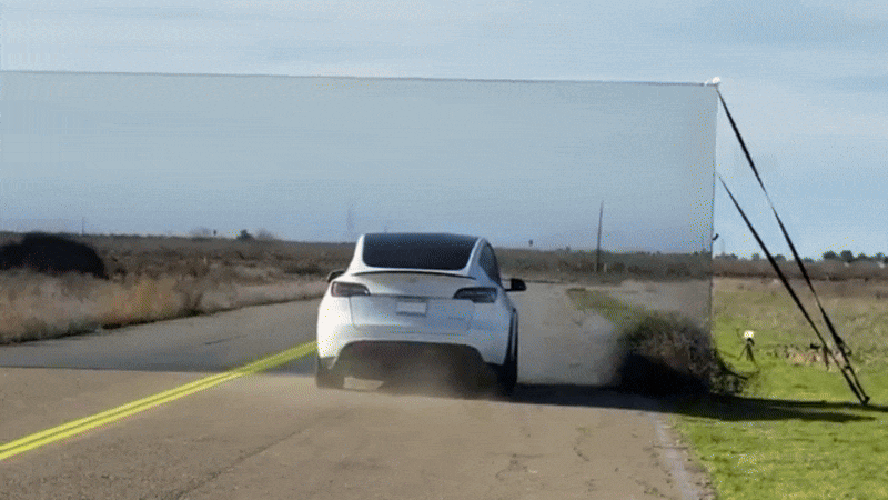 Tesla batendo em parede 'invisível'