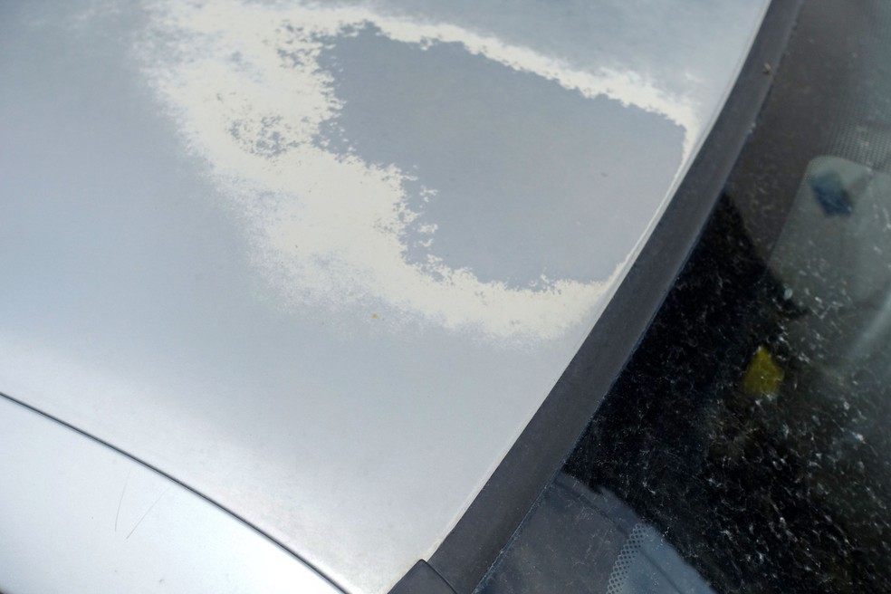 A incidência solar também danifica a pintura do carro e pode causar desgaste na pintura. Na foto, um ataque severo ao verniz, que descascou e expôs a tinta — Foto: Getty