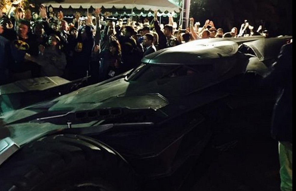 Zack Snyder chega de Batmóvel à Comic Con (Foto: Reprodução/ Twitter) — Foto: Auto Esporte
